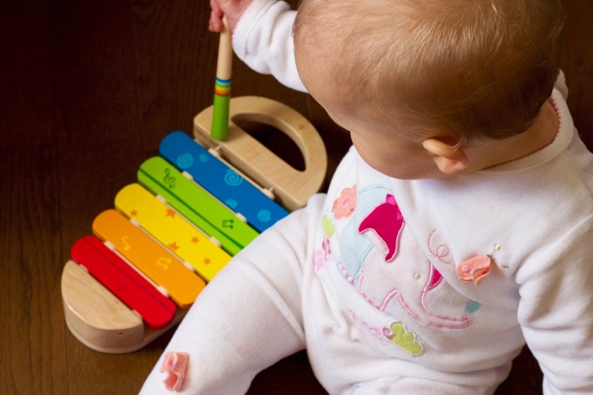 Drewniany ksylofon wspiera naukę kolorów, zapoznaje z...