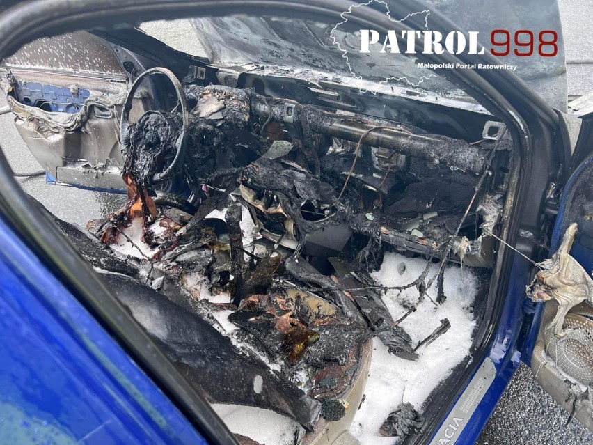 Kraków. Wypadek na zjeździe z A4 na S7. Trzy auta, jedno stanęło w płomieniach
