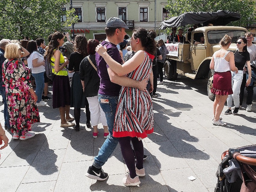 Wiele osób wykorzystało swingową muzykę i ładną pogodę, by...