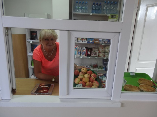 Roma Krzymieniewska, prowadząca sklepik w poznańskim gimnazjum nr 56, przygotowała się na reformę. Zaopatrzyła się w zdrową żywność. Uczniowie jednak chętniej kupują to, co zostało z czerwca