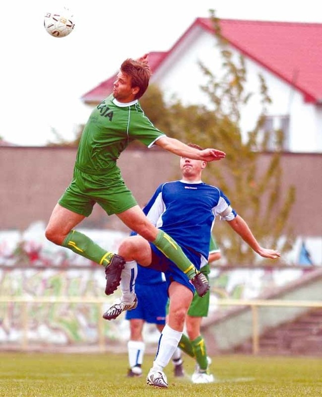 Piłkarze Włókniarza Białystok (zielone stroje) w lidze radzą sobie bardzo dobrze, ale chcą także zajść jak najdalej w Pucharze Polski