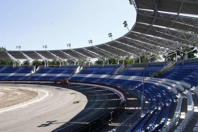 Motoarena Toruń straciła miano najnowocześniejszego żużlowego stadionu świata na rzecz stadionu Orła Łódź. Ale która arena żużlowa jest najpiękniejsza na świecie. To już zostawiamy każdemu do indywidualnej oceny. W odróżnieniu od Motoareny ma jedno piętro, dach wyłącznie nad trybunami (już pierwszy mecz trzeba było przerwać z powodu deszczu). Kosztował 44 mln (czyli ponad dwa razy mniej) i może pomieścić nieco ponad 10 tysięcy kibiców. Zobaczcie zdjęcia - tak wygląda nowy stadion żużlowy w Łodzi. >>>[xlink]e6ef9403-28c7-fc57-d77b-3ac90f022644,d74857f6-1802-d1d5-572f-6f04c5eb968e[/xlink]