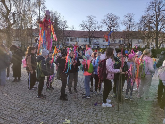 Tak zuchy i harcerze żegnali zimę w Pińczowie. >>>Więcej zdjęć na kolejnych slajdach