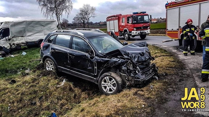 Trzy osoby ranne w zderzeniu busa i osobowego opla 