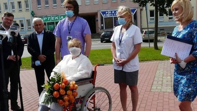 Izabela Szydło jest jedną z pacjentem Radomskiego Szpitala Specjalistycznego, której podano osocze ozdrowieńców. W środę kończyła leczenie. Kwiaty i życzenia dostała między innymi od prezydenta Radosława Witkowskiego.