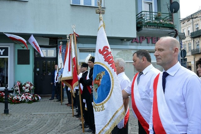 Prawie 40 lat temu, 31 sierpnia 1980 roku, powstał Niezależny Samorządny Związek Zawodowy "Solidarność". Był to rezultat podpisania zawartych w sierpniu i we wrześniu 1980 roku w Szczecinie, Gdańsku, Jastrzębiu - Zdroju i Hucie Katowice porozumień.W Przemyślu uroczysta rocznicowa msza św. odbyła się w Kościele Św. Trójcy, a po niej delegacje złożyły kwiaty przed tablicą bł. Księdza Jerzego Popiełuszki - patrona NSZZ "Solidarność" - która umieszczona została w murze opactwa Benedyktynek w pierwszą rocznicę męczeńskiej śmierci kapłana. Po przemarszu druga część uroczystości odbyła się na kamiennym moście, gdzie znajduje się tablica upamiętniająca pierwszą siedzibę NSZZ "Solidarność" Regionu Ziemia Przemyska.