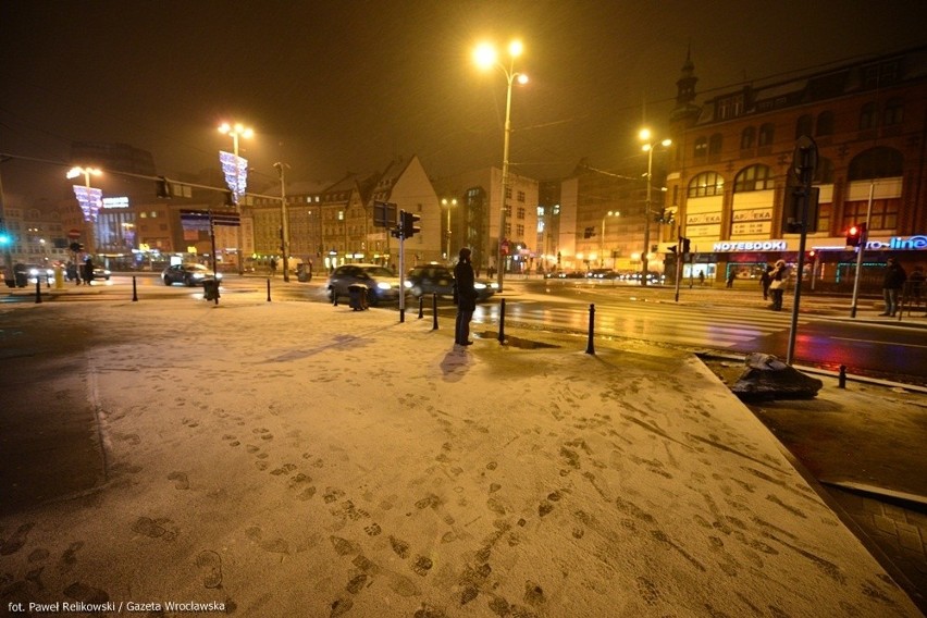 Ślisko na drogach i fatalne warunki do jazdy w całym Wrocławiu (ZDJĘCIA, PROGNOZA)