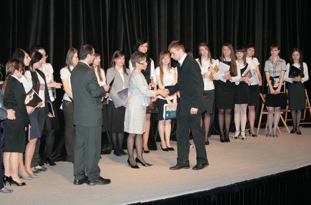Wyróżniający się uczniowie Zespołu Szkół Plastycznych zostali zaproszeni na scenę teatru, by odebrać gratulacje od dyrekcji szkoly.