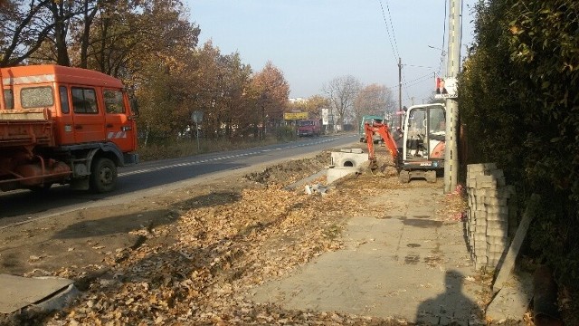 Budowa dyskontu i prace przy ulicy Armii Krajowej w Kostuchnie