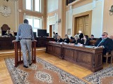 Proces byłej pracownicy sądu w Tomaszowie, która wyłudziła 1,4 miliona, przed Sądem Okręgowym w Piotrkowie bliski finału. ZDJĘCIA, VIDEO