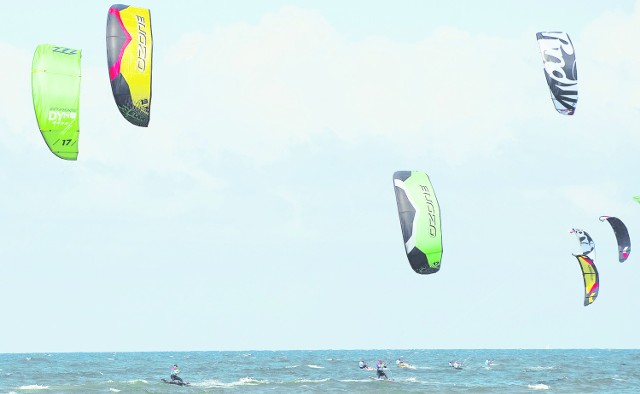 To zdjęcie z sierpnia 2013 roku z mistrzostw kitesurfingu, organizowanych przez Kite Mielno na plaży w Unieściu. Teraz główną jej lokalizacją będzie plaża w Mielnie i to nie wszystkim odpowiada.