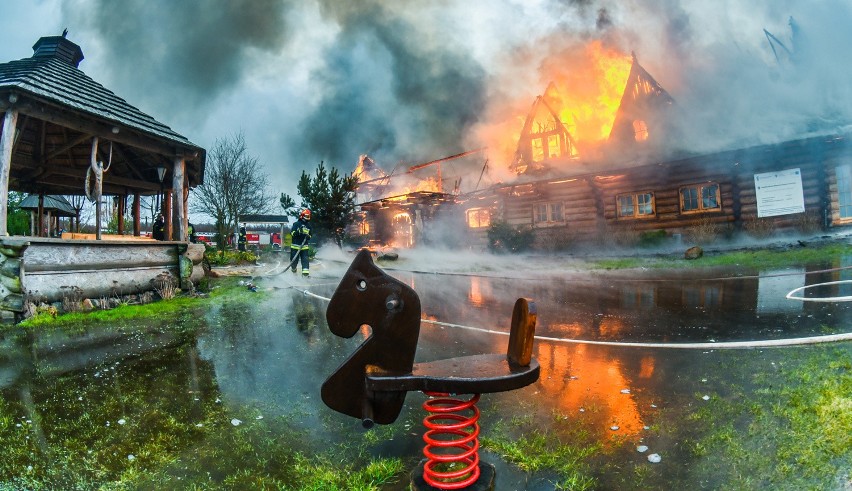 Pożar doszczętnie strawił drewnianą karczmę Gazdówka w...