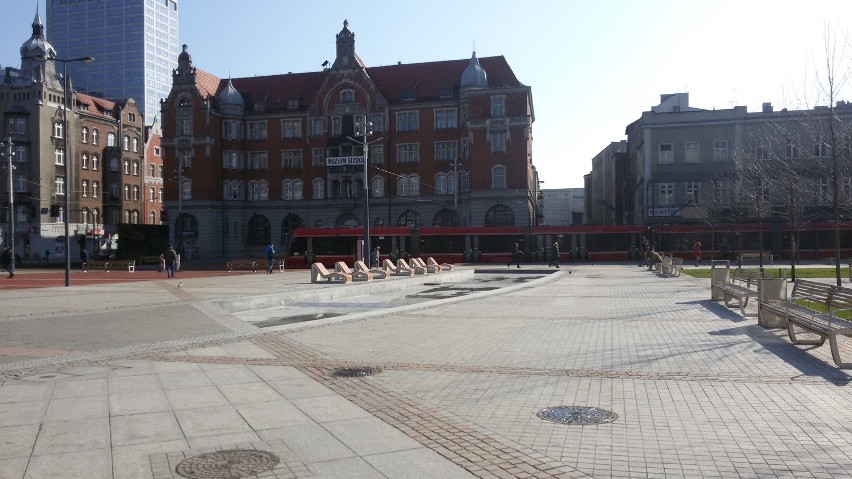 Fontanna na placu Kwiatowym na rynku w Katowicach