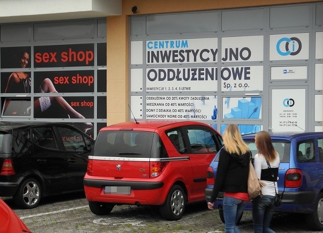 CIO działa w Stargardzie, przy ul. Skarbowej, obok Sex Shopu. Jest na czarnej liście ostrzeżeń publicznych.