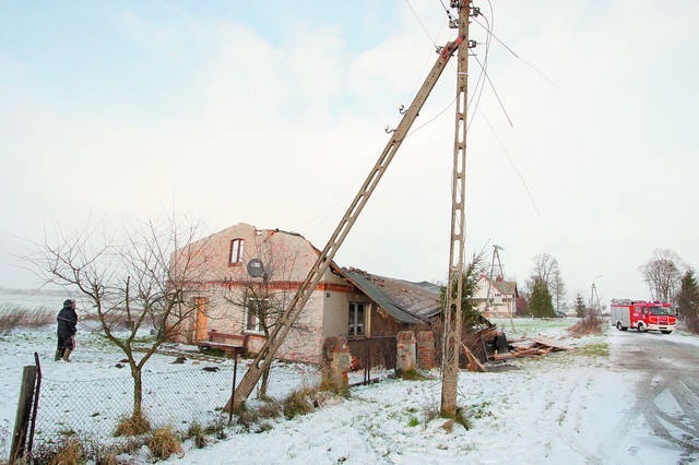 Dach porwany przez wiatr zerwał przewody w Branicy (gmina Bukowiec, powiat świecki). 
