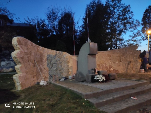 Rozbudowany pomnik przy wjeździe do Skały. Jest poświęcony bohaterom walczącym za wolność