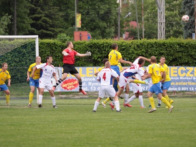 Stal Sanok (zólto-niebieskie stroje) przegrala z Unią Nowa Sarzyna 0-1.