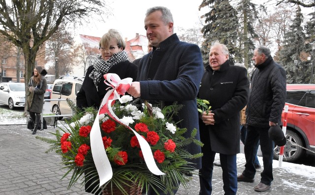 Symboliczna uroczystość z okazji 41. rocznicy ogłoszenia stanu wojennego w Polsce odbyła się pod Bankiem Spółdzielczym w Inowrocławiu