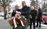 Inowrocław. W 41. rocznicę ogłoszenia stanu wojennego wojewoda złożył kwiaty pod tablicą pamiątkową w Inowrocławiu. Zdjęcia