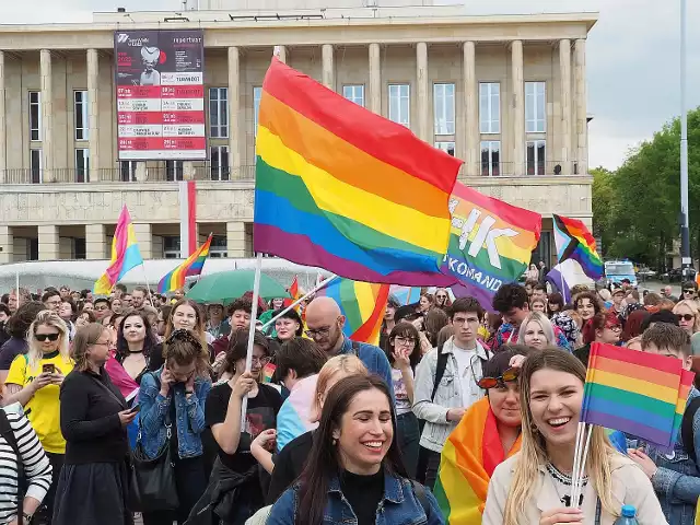 Tęczowe flagi 13. Marszu Równości w sobotę znów pojawią się na placu Dąbrowskiego w Łodzi. Na zdjęciach demonstracja z roku 2022