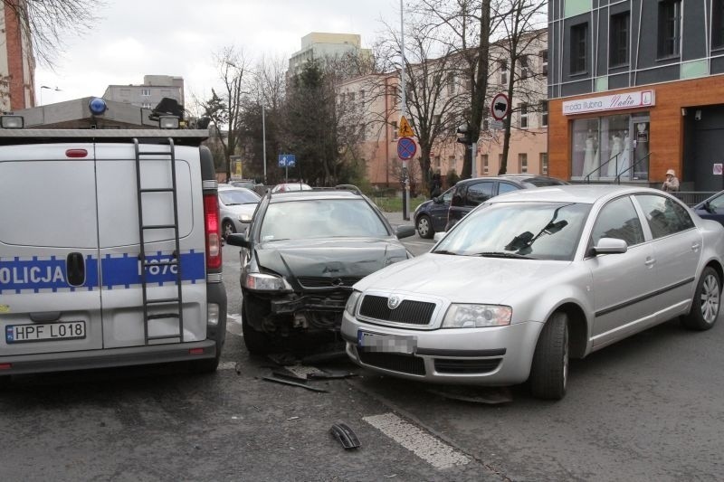 Wypadek na Sienkiewicza. Zablokowane skrzyżowanie [zdjęcia]