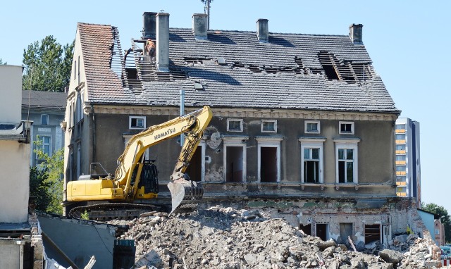 30 sierpnia 2017 r.: wyburzanie kamienicy przy ul. Dąbrowskiego 24 w Zielonej Górze. Pobiegnie tędy ul. Aglomeracyjna