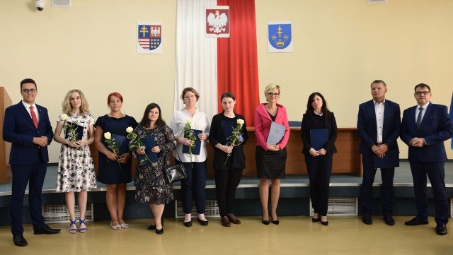 Pamiątkowe zdjęcie awansowanych nauczycielek, dwóch dyrektorek szkół, Mariusza Majewskiego ze starostą i wicestarostą starachowickim