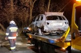 Samochód płonął jak pochodnia w Chochorowiacach. Strażacy nad ranem dogaszali wrak osobówki
