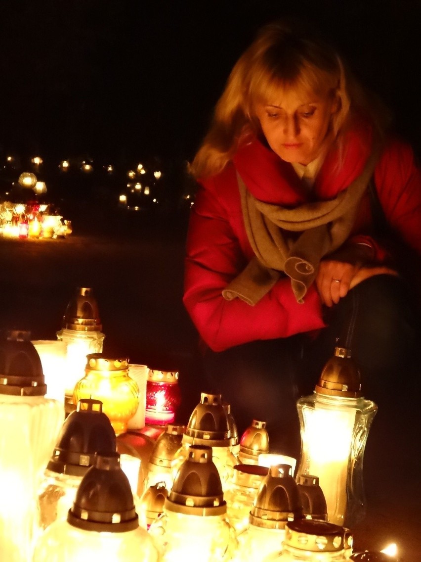 Poznań: Cmentarz na Podolanach nocą