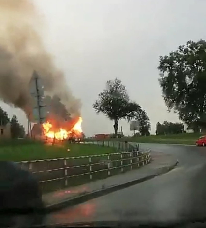 Podhale. Pożar domu w Skawie. Z ogniem walczą strażacy [ZDJĘCIA]