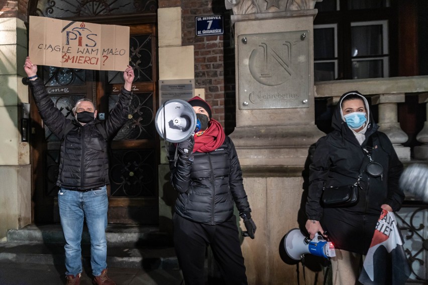 Kraków. Manifestacja przed krakowską siedzibą PiS. "Żyjemy w kraju, w którym kobiety boją się zachodzić w ciążę"