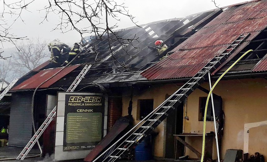 Pożar warsztatu samochodowego pod Krynicą-Zdrojem gasiło sześć zastępów strażackich