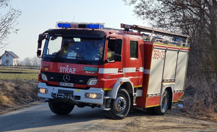 Wypadek w Ujkowicach. Traktor wypadł z drogi. Kierowca został ranny [ZDJĘCIA]