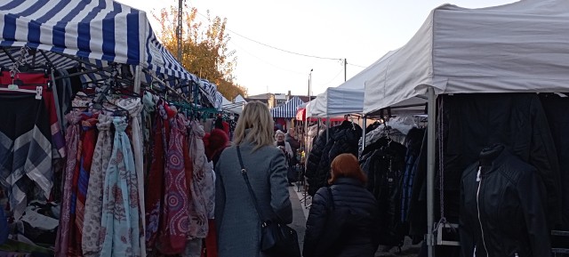 20 października na targu w Jędrzejowie mimo chłodu pojawiło się sporo mieszkańców chcących zrobić zakupy. Najczęściej kupowano różne warzywa oraz owoce, a w szczególności różne rodzaje jabłek oraz pomidorów jakie są nadal dostępne na targowisku.Zobaczcie jakie były ceny w czwartek 20 października na targu w Jędrzejowie >>>