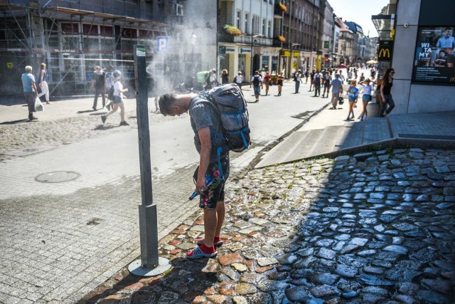 Fala upałów zalała Polskę. W Lubuskiem IMGW wydał ostrzeżenie drugiego stopnia dla wszystkich powiatów. - Prognozuje się upał. Temperatura maksymalna w dzień od 32-35 st. C. Minimalna w nocy od 17 - 20 st.C - czytamy w komunikacie. Ta pogoda wykańcza wielu z nas. Próbujemy wszelkich metod, które mają pomóc nam przetrwać te dość trudne warunki. Oczywiście lato rządzi się swoimi prawami, ale słońce bywa również zabójcze. Dlatego warto przestrzegać pewnych zasad, aby unikną poparzeń, odwodnienia czy udaru. Szpital Uniwersytecki w Zielonej Górze opublikował specjalny poradnik, w którym personel medyczny ze szpitalnego oddziału ratunkowego (SOR) podpowiada, jak przeżyć upał. Przeczytajcie te konkretne porady profesjonalistów, naprawdę warto! Znajdziecie je na kolejnych slajdach>>> Czytaj również: Uważaj! Nigdy nie pij tego podczas upałów [ZDJĘCIA]WIDEO: Uwaga na upały. Trzymanie się kilku prostych zasad pomoże je przetrwaćźródło: TVN24/x-news