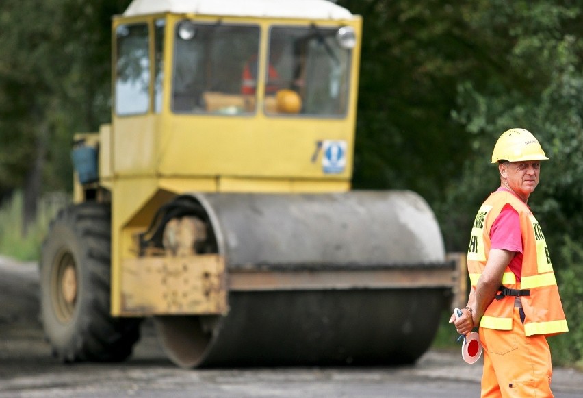 Wrocław: Skanska skończyła remont i "zwija" swój asfalt w Leśnicy (ZDJĘCIA)