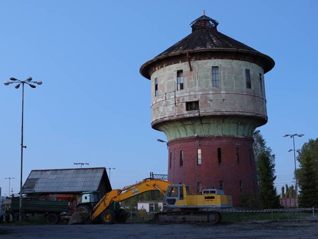 Wiekowa wieza ciśnien przy ul. Krzywoustego zostala wyburzona. Ten sam los czeka tez drugi obiekt. Powodem byl zly stan techniczny.