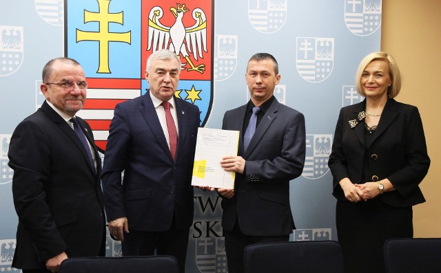 Umowy, w obecności wicemarszałków Renaty Janik i Marka Bogusławskiego podpisał marszałek województwa świętokrzyskiego Andrzej Bętkowski.