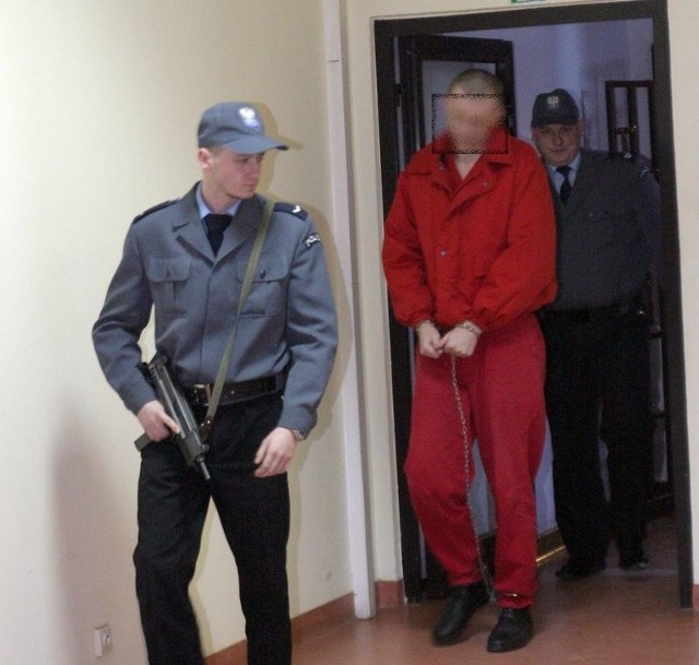 Tomasz P. W czerwone uniformy ubierani są szczególnie niebezpieczni aresztanci.