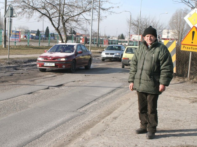 - Ulica jest pełna dziur, więc kierowcy muszą tu jeździć bardzo ostrożnie. Co więcej, w trakcie tych przymrozków zrobiło się tutaj wielkie lodowisko &#8211; mówi Stanisław Zając.