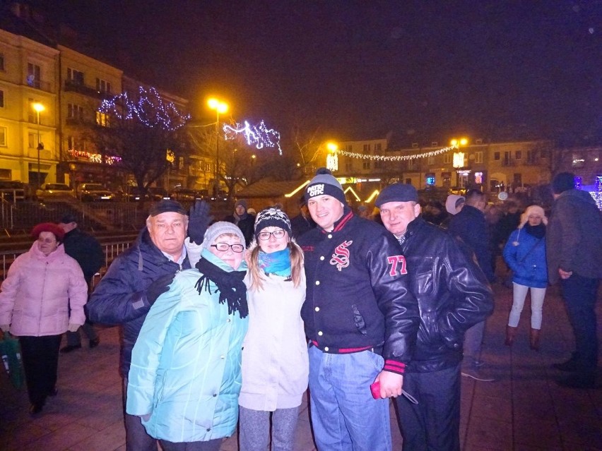 Sylwester 2015/2016 w Ostrowcu. Na Rynku przywitali Nowy Rok w rytm cygańskich przebojów
