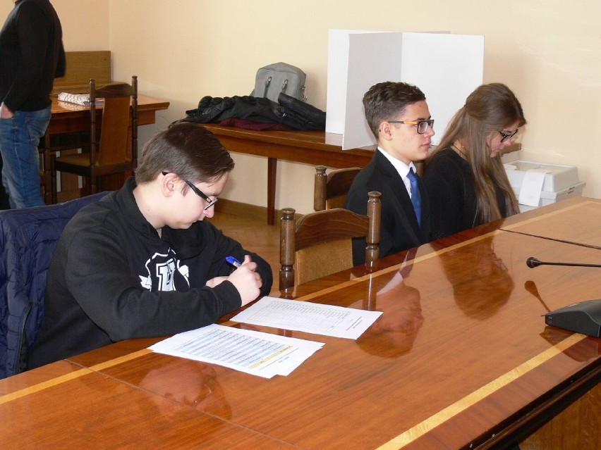 Pierwsze posiedzenie Młodzieżowej Rady Miasta III kadencji w Tarnobrzegu 