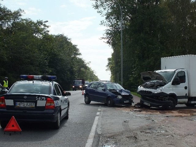 Na ulicy Ostrowieckiej w Starachowicach zderzyły się osobowy volkswagen i dostawcze Iveco.