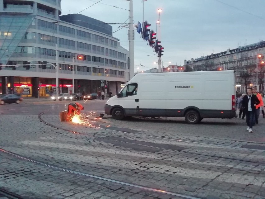 Awaria torowiska na placu Grunwaldzkim. Pękła szyna