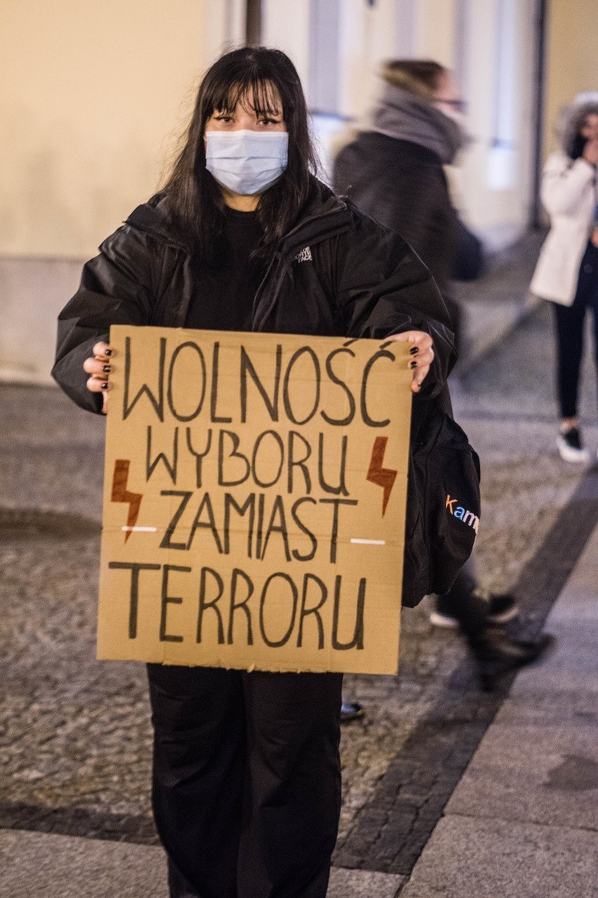 Protesty przeciwko zaostrzeniu prawa aborcyjnego trwają w...