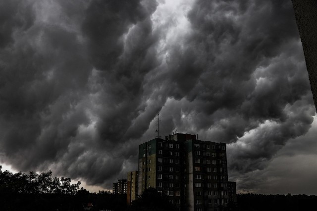 Ogromna chmura szelfowa, wyładowania atmosferyczne, trąba powietrzna, pełnie Księżyca i Superpełnia, proces tworzenia się komórek burzowych, kometa widoczna gołym okiem z Ziemi. To tylko niektóre zjawiska sfotografowane przez naszych Czytelników. Z jednej strony piękne, z drugiej niebezpieczne. Niesamowite jest to, że zostało to uwiecznione na zdjęciach, które znajdziecie w naszej galerii. Komentujcie, lajkujcie i udostępniajcie, bo jest na co popatrzeć!