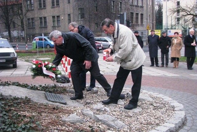 Działacze złożyli kwiaty i zapalili znicze pod pamiątkową tablicą.