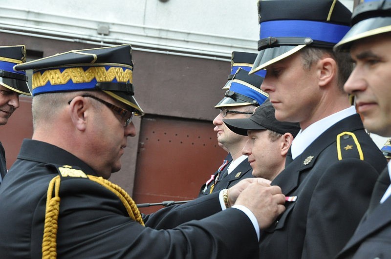 Komendant wojewódzki nadbrygadier Zbigniew Muszczak dekoruje...