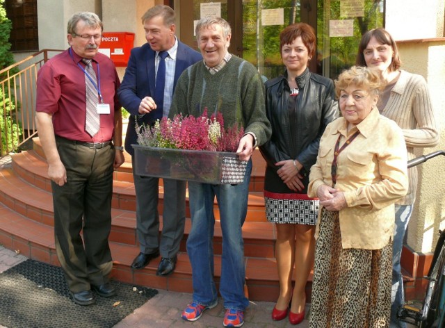 Dyrektor DPS Jan Gorczyca (z lewej), przy nim wójt Radomyśla nad Sanem Jan Pyrkosz.