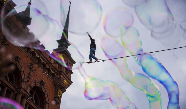 Festiwal Teatrów Ulicznych w Toruniu: Slackline Games. Slackline Games to widowiskowe pokazy slacklinerów, chodzących na wysokości po cienkiej linie. Pokazy wymagają od artystów wielkiej sprawności fizycznej, poczucia równowagi oraz odwagi. ***Zawody slackline games w Bydgoszczy